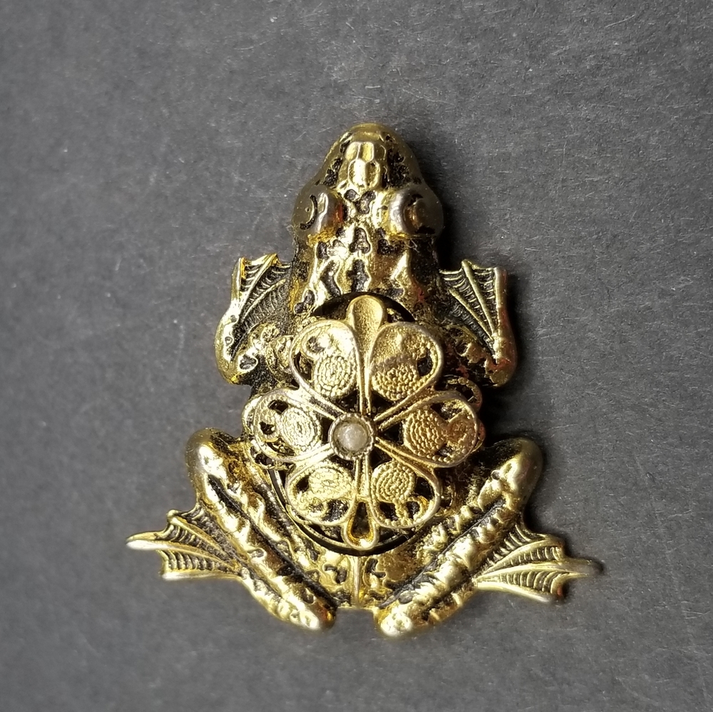 Goldtone filigree frog pin